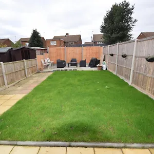 Jesswood Properties: Bright With Airport Proximity Apartment